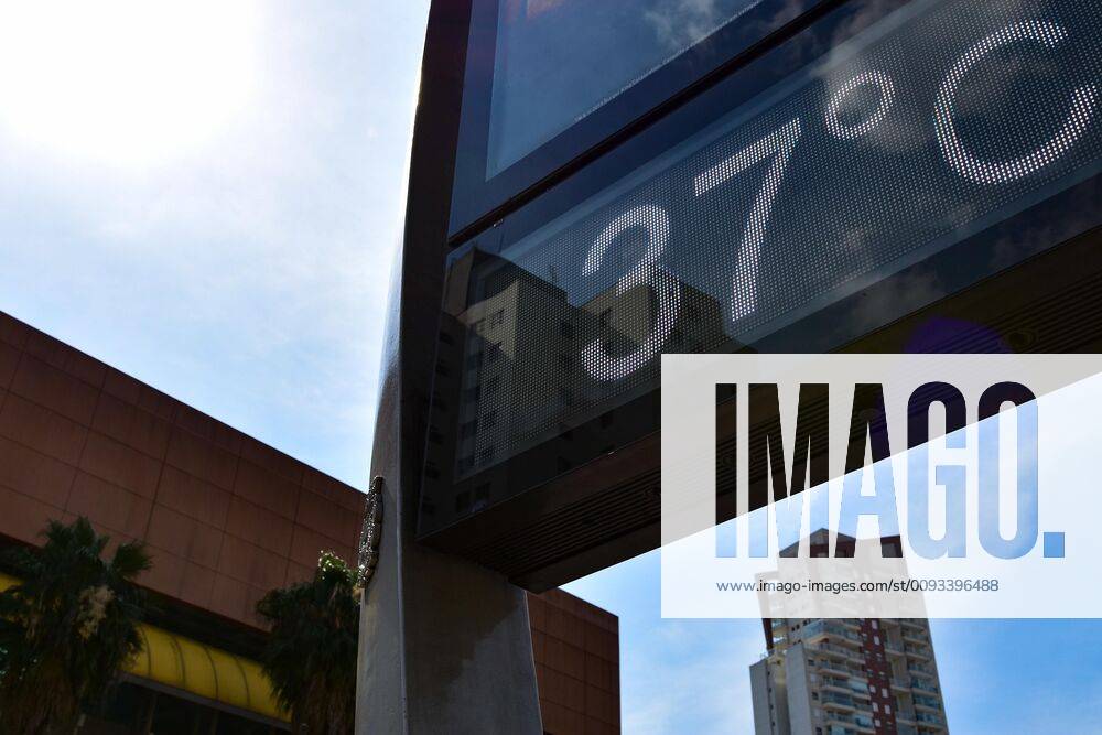 SÃO PAULO, SP - 11.09.2019: CLIMA TEMPO SP - Sun and heat in Sao Paulo. In the photo street thermometer records temperature of 37 degrees at Av. Luiz Dumont Villares in the northern part of the capital, on the afternoon of Wednesday (11). x1793095x RobertoxCasimiro