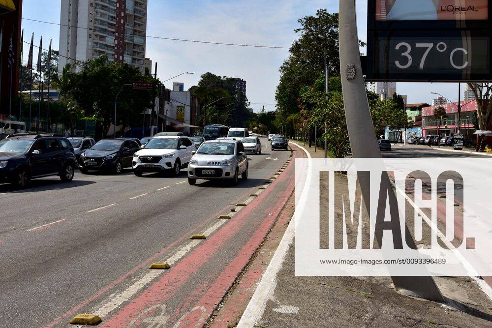 SÃO PAULO, SP - 11.09.2019: CLIMA TEMPO SP - Sun and heat in Sao Paulo. In the photo street thermometer records temperature of 37 degrees at Av. Luiz Dumont Villares in the northern part of the capital, on the afternoon of Wednesday (11). x1793096x RobertoxCasimiro