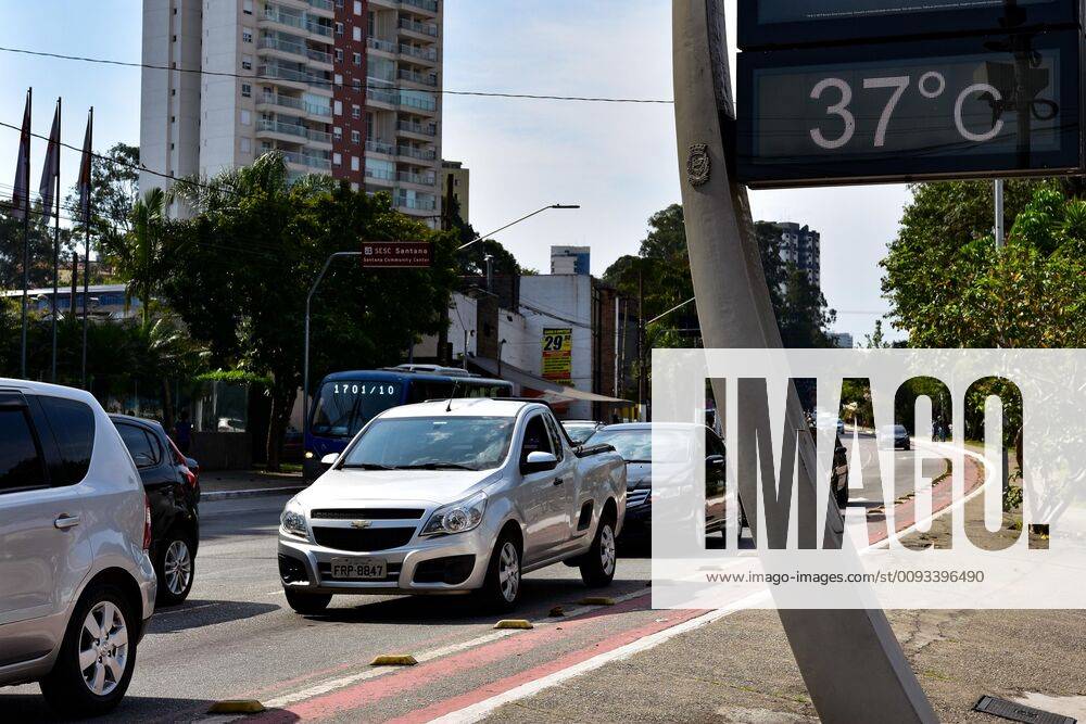 SÃO PAULO, SP - 11.09.2019: CLIMA TEMPO SP - Sun and heat in Sao Paulo. In the photo street thermometer records temperature of 37 degrees at Av. Luiz Dumont Villares in the northern part of the capital, on the afternoon of Wednesday (11). x1793097x RobertoxCasimiro
