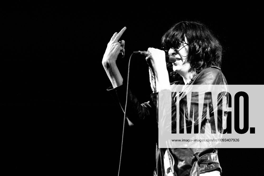 The Ramones on stage, 1978 Members of the American rock band Les Ramones during the German television show Musikladen. Singing: Joey Ramone. Bremen