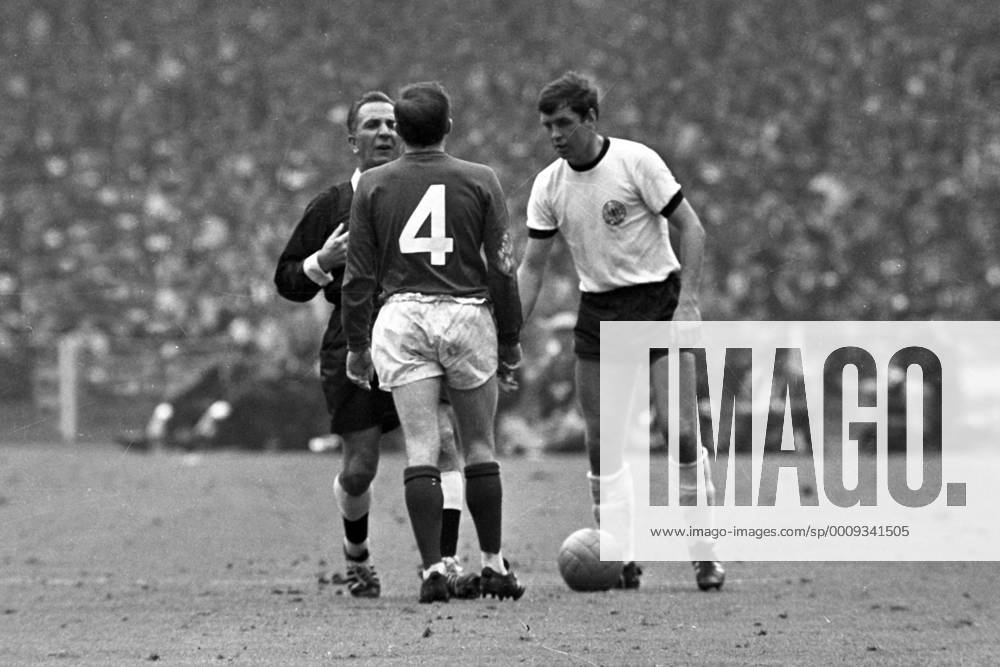 Fußball, WM 1966, Finale in Wembley, England - Deutschland 4-2 n.V. WM Finale 1966 im Wembley Stadion in London - England - BR Deutschland 4:2 n.V. - Schiedsrichter Gottfried Dienst (Schweiz, li.) und Lothar Emmerich (BRD, re.)