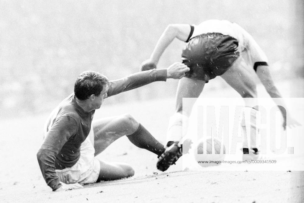 Fußball, WM 1966, Finale in Wembley, England - Deutschland 4-2 n.V. WM Finale 1966 im Wembley Stadion in London - England - BR Deutschland 4:2 n.V. - Geoff Hurst (England, li.)