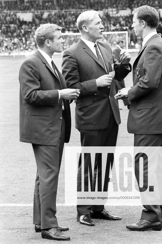 Fußball, WM 1966, Finale in Wembley, England - Deutschland 4-2 n.V. WM Finale 1966 im Wembley Stadion London - England - BR Deutschland 4:2 n.V. - Klaus Dieter Sieloff (BRD, li.)
