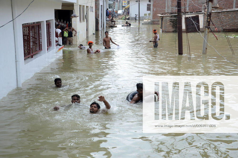 Flood affected people shift a safer place after their houses submerged with flooded water of river Ganga at salori area in Prayagraj(Allahabad) on Thursday, September 19, 2019. - ZUMAv115 20190919_zap_v115_007