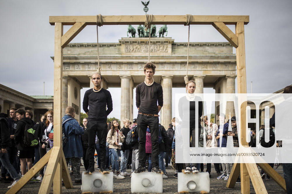 Drei Aktivisten stehen an einem Galgen auf Eiskloetzen, aufgenommen im Rahmen der weltweiten Demonstration unter dem Motto Alle fuers Klima , initiiert der Klimaaktivisten von Fridays for Future am Brandenburger Tor in Berlin, 20.09.2019. Berlin Deutschland