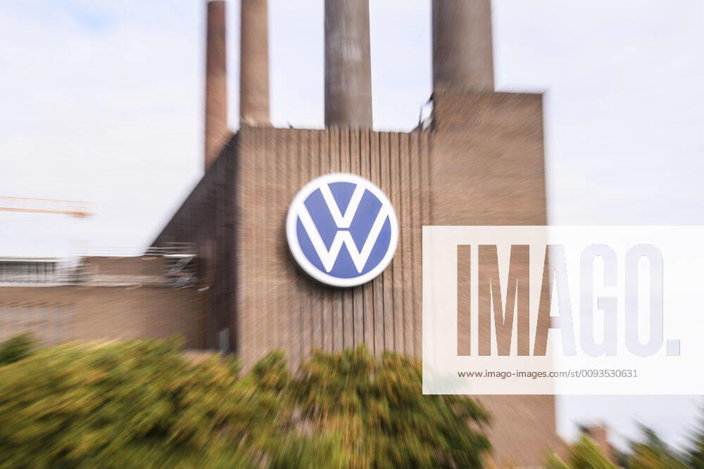 Wirtschaft, Volkswagen Werk Wolfsburg Schornstein, Schornsteine, Backsteingebaeude, Logo, Emblem, Bildmarke Wolfsburg