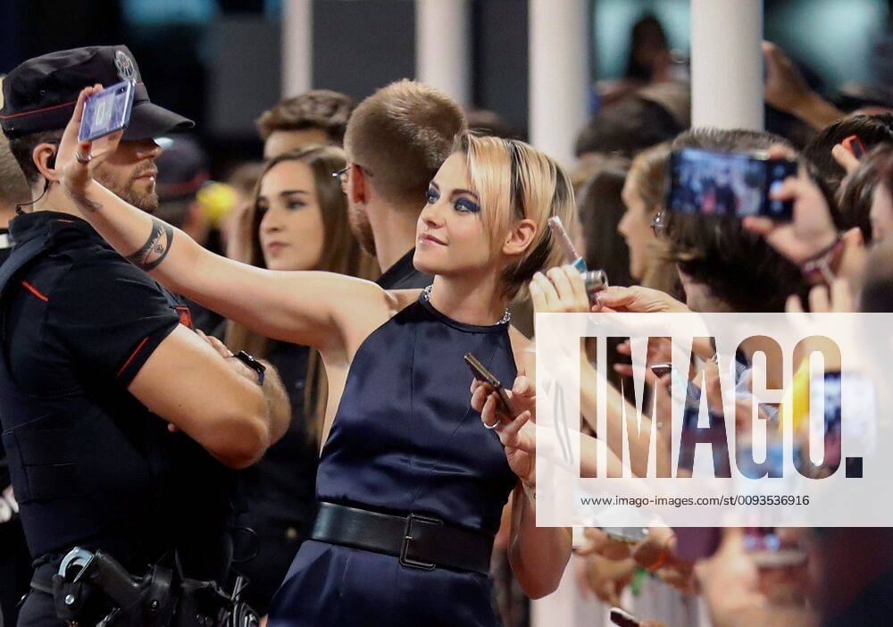 US actress Kristen Stewart poses for a selfie with a fan on the red carpet during the 67th San Sebastian International Film Festival (SSIFF), in San Sebastian, Spain, 20 September 2019. The festival runs from 20 to 28 September. 67th San Sebastian Film Festival !ACHTUNG: NUR REDAKTIONELLE NUTZUNG!