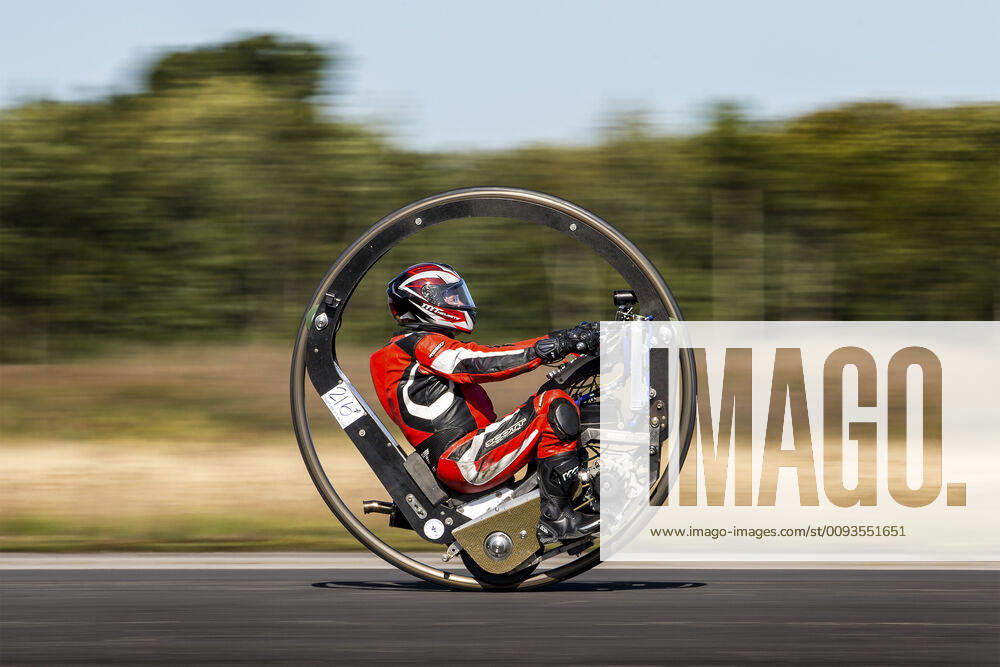 York, UK. Mark Foster is attempting to break the world record for the fastest Monowheel motorcycle at the Straightliners speed event being held at Elvington airfield in Yorkshire today. York UK - ZUMAl94_ 20190921_zaf_l94_040