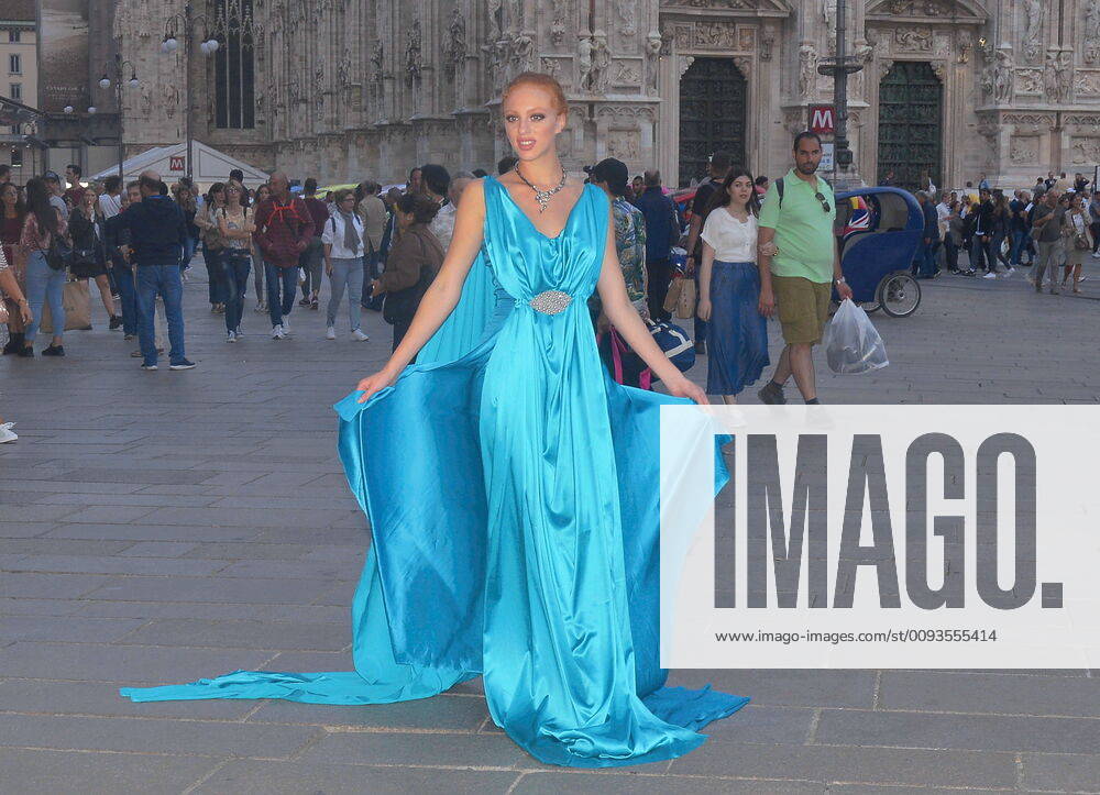 Anna Ermakova in Piazza del Duomo in Milan (Maurizio Maule Fotogramma, Milan - 2019-09-21) p.s. la foto e utilizzabile nel rispetto del contesto in cui e stata scattata, e senza intento diffamatorio del decoro delle persone rappresentate