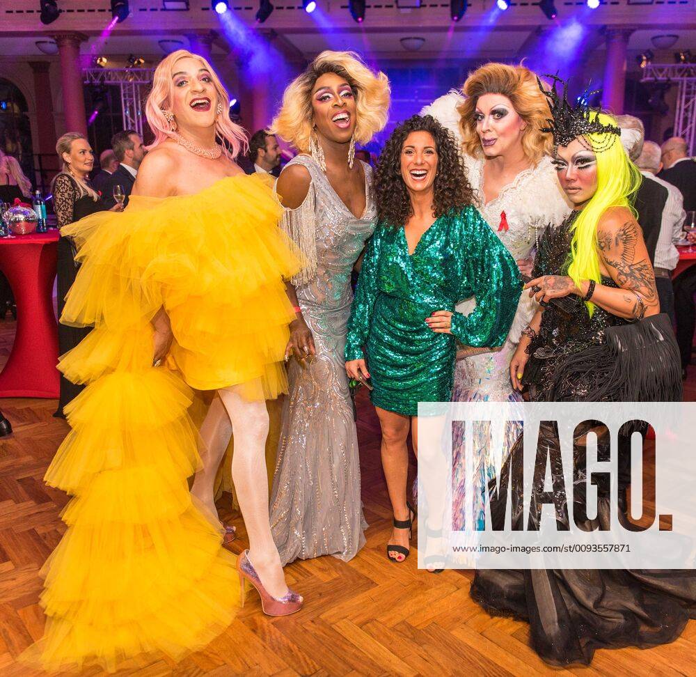 Frankfurt am Main, Palmengarten LOVEBALL Dancefloor 2019 In der Mitte Moderatorin Evren Gezer