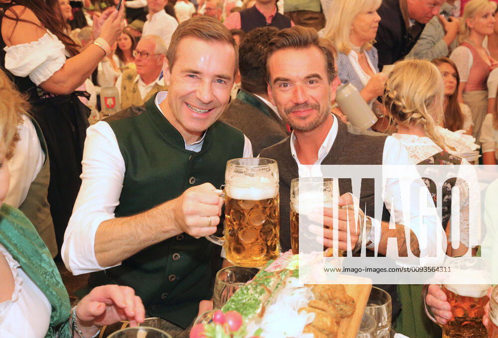 Bilder des Jahres 2019, Entertainment 09 September Entertainment Themen der Woche KW38 Oktoberfest 21.09.2019 Kai Pflaume und Florian Silbereisen im Festzelt Schottenhammel beim Oktoberfest, auf der Theresienwiese, Muenchen - 21.09.2019 -