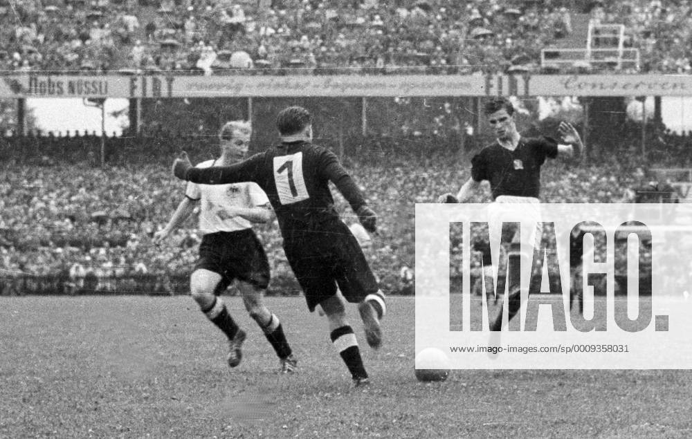 WM Finale 1954 in Bern - BR Deutschland - Ungarn 3:2 - Sandor Kocsis (Ungarn, re.) gegen Torwart Toni Turek (Mitte) und Werner Liebrich (beide BRD)