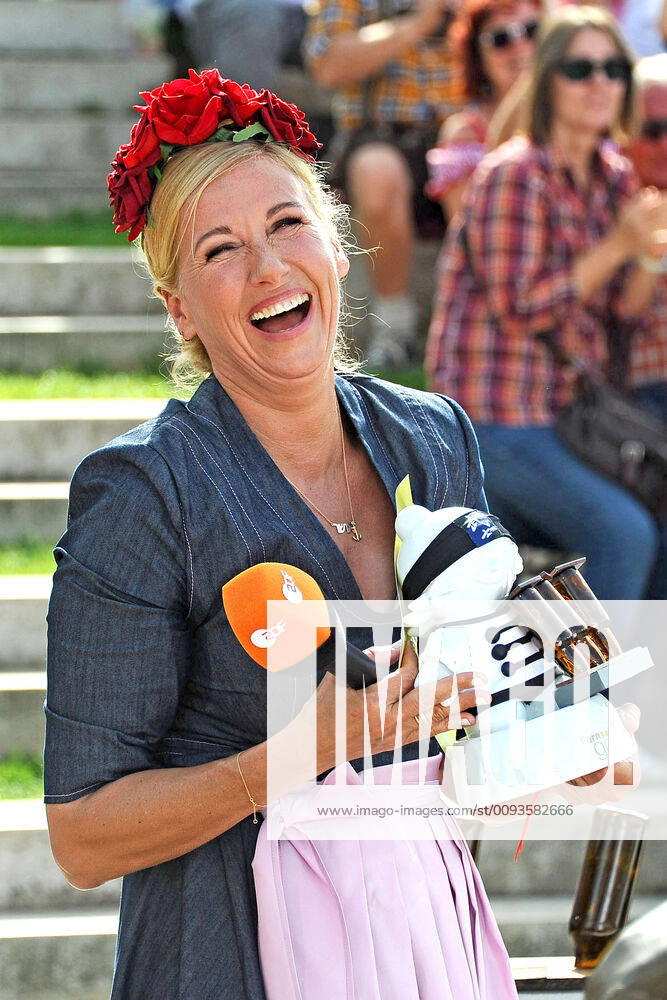 ZDF - Fernsehgarten. Moderatorin Andrea Kiwi Kiewel während der ZDF - Unterhaltungsshow Fernsehgarten am 22.09.2019 in Mainz. 20190922MWI3751