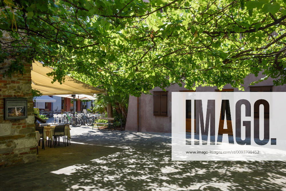 IMAGO Creative, Sommer, Schatten-Plätze bei Hitze Grado, historische Altstadt, Campiello Porta Grande - Grado, Historic Center, Campiello Porta Grande