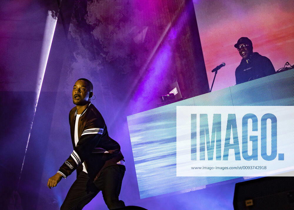 Bilder des Jahres 2019, Entertainment 09 September Entertainment Themen der Woche KW39 September 25, 2019, Budapest, Hungary: Will Smith celebrated his 51st birthday on Wednesday by reuniting with DJ Jazzy Jeff for a concert in Budapest, Hungary..The pair took over a stage in front of St. Stephenâ€⠢s Basilica and performed hits like Summertime, Miami, and the Fresh Prince Of Bel Air theme song for a huge crowd that included Smithâ€⠢s wife Jada Pinkett-Smith and Avengers star Anthony Mackie. Budapest Hungary - ZUMAg203 20190925_zak_g203_104