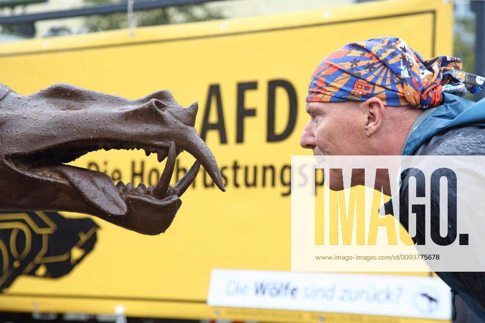 Drei grosse Bronze-Woelfe des Brandenburger Kuenstlers Rainer Opolka (Foto) und ein Originalpanzer sind am Freitag (27.09.2019) vor der Bundesgeschaeftsstelle der AfD in der Berliner Schillstrasse aufgestellt worden. Mit der eintaegigen Protestaktion wollen Opolka und die Vorsitzende des Foerderkreises fuer das Holocaust-Mahnmal, Lea Rosh, vor der Ruestungspolitik der AfD warnen, wie die beiden Initiatoren mitteilten. Von der Oeffentlichkeit weitgehend unbemerkt, arbeite die AfD am Ruestungsstaat Deutschland, wolle die Bundeswehr im Inneren einsetzen, den Wehretat drastisch erhoehen, die Ruestungsindustrie ausbauen, den Ruestungskonzernen Garantiequoten erteilen und das Zivilleben militarisieren, erklaerte Rainer Opolka. (Siehe epd-Meldung vom 27.09.2019) Bronze-Woelfe und Panzer vor AfD-Bundeszentrale