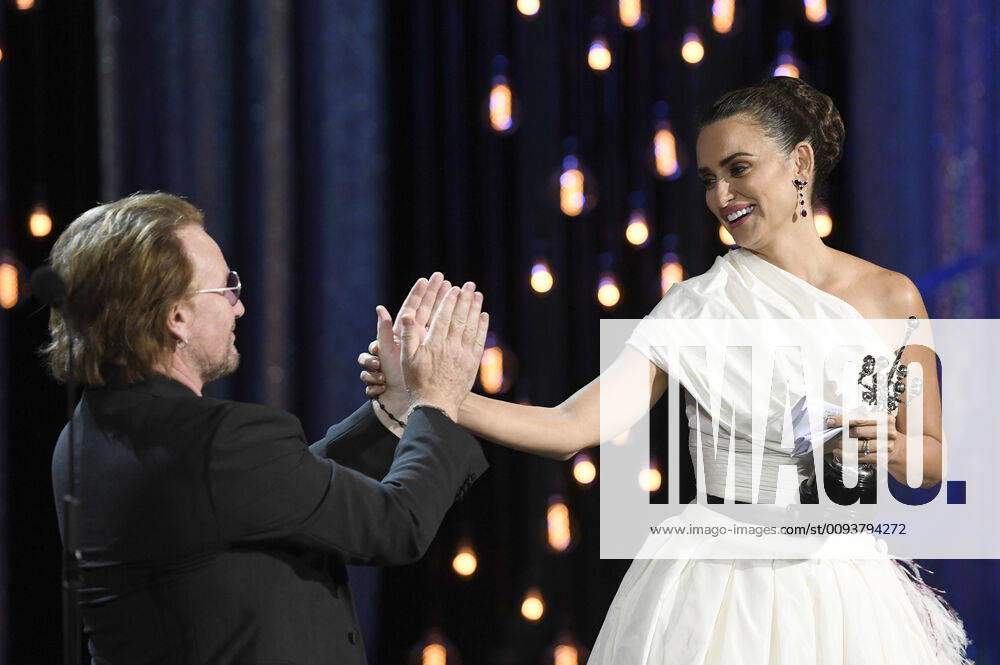 Penelope Cruz mit Bono bei der Verleihung des Donostia Awards für ihr Lebenswerk auf dem 67. Internationalen Filmfestival San Sebastian Festival Internacional de Cine de San Sebastian im Theater Victoria Eugenia. San Sebastian
