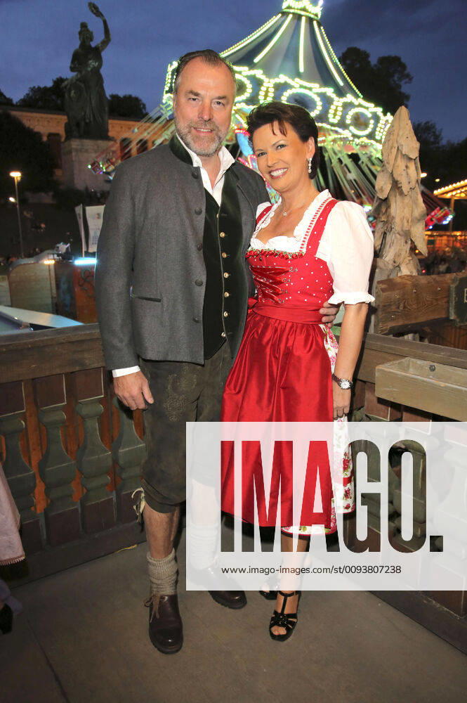 Bilder des Jahres 2019, Entertainment 09 September Entertainment Themen der Woche KW39 Clemens Tönnies mit Ehefrau Margit Tönnies in der Käfer Wiesn Schänke auf dem Oktoberfest 2019. München