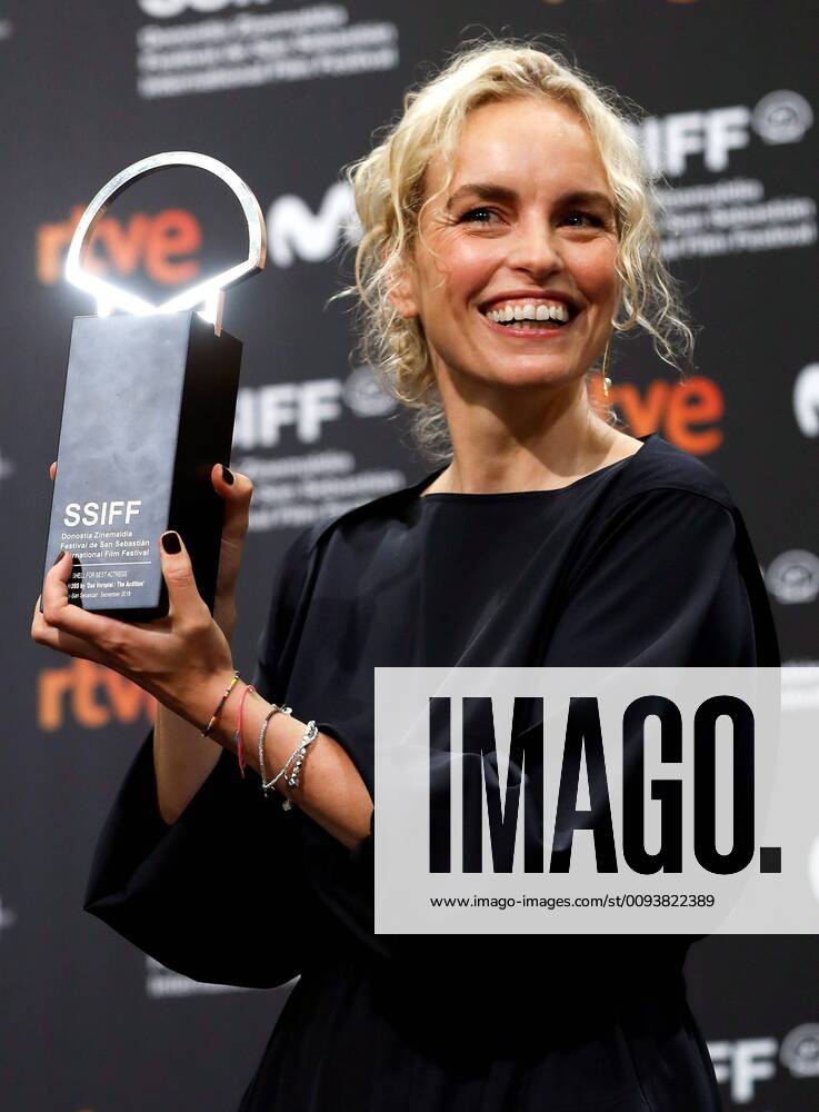 German actress Nina Hoss poses with the Concha de Plata award as best actress in the film The audition during the 67th edition of San Sebastian International Film Festival Internacional, in San Sebastian, Spain, 28 September 2019. 67th edition of San Sebastian International Film Festival !ACHTUNG: NUR REDAKTIONELLE NUTZUNG!