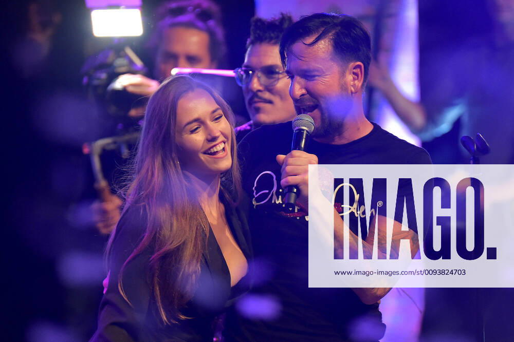 Bilder des Jahres 2019, Entertainment 09 September Entertainment Themen der Woche KW39 Michael Wendler - Live in Concert XXL - am 28.09.2019 in der Turbinenhalle in Oberhausen Michael Wendler und Laura Sophie Müller stehen am 28.09.2019 in der Turbinenhalle in Oberhausen auf der Bühne.