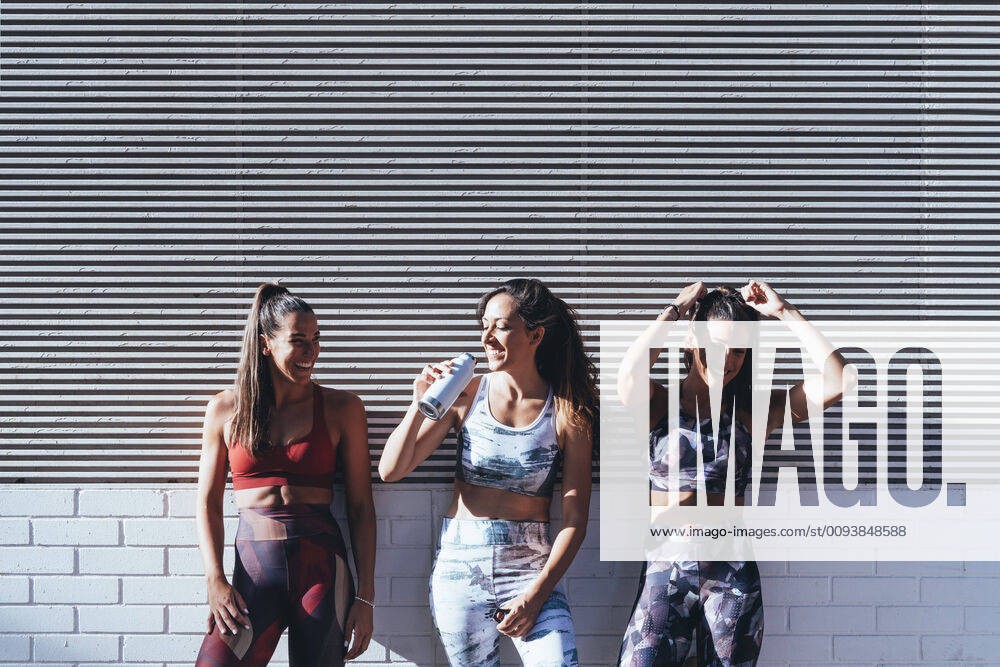 Three happy sportswomen after workout model released Symbolfoto JCMF00200