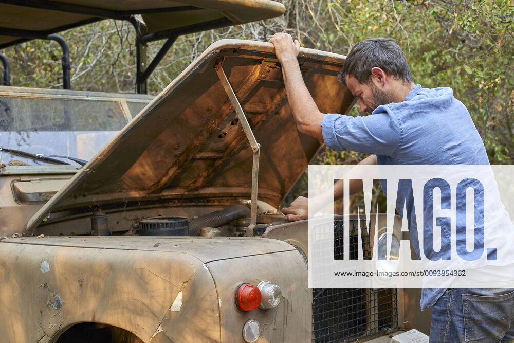 Man with old car having a breakdown model released Symbolfoto VEGF00656