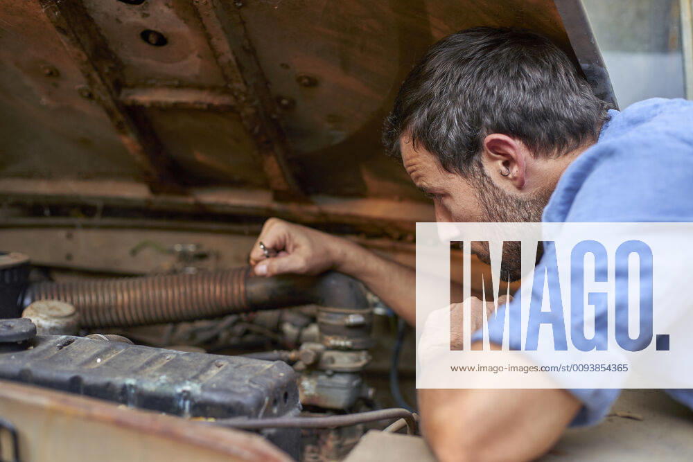 Man with old car having a breakdown model released Symbolfoto VEGF00659