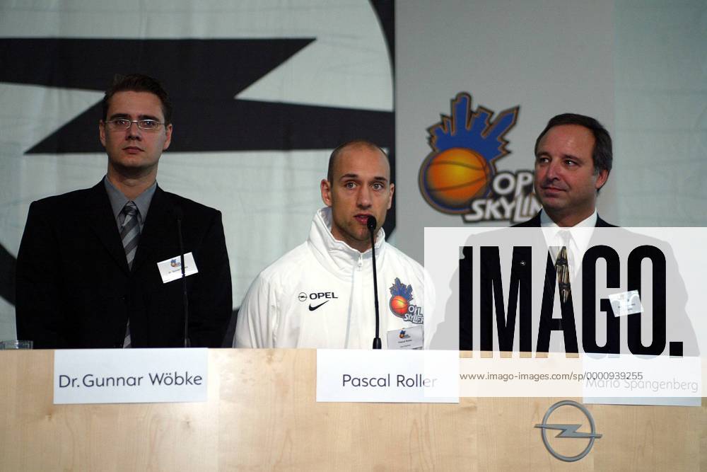 Pressekonferenz Skyliners Frankfurt: v.li.: Manager Gunnar Wöbke, Pascal Roller (alle Frankfurt) und Mario Spangenberg (Deutschland), Marketing Direktor der Adam Opel AG Basketball 1. BL Herren BBL 2003 2004, Opel Skyliners Frankfurt, Pressekonferenz, PK, Pressetermin, Vorstellung, Vdig Gruppe Rüsselsheim
