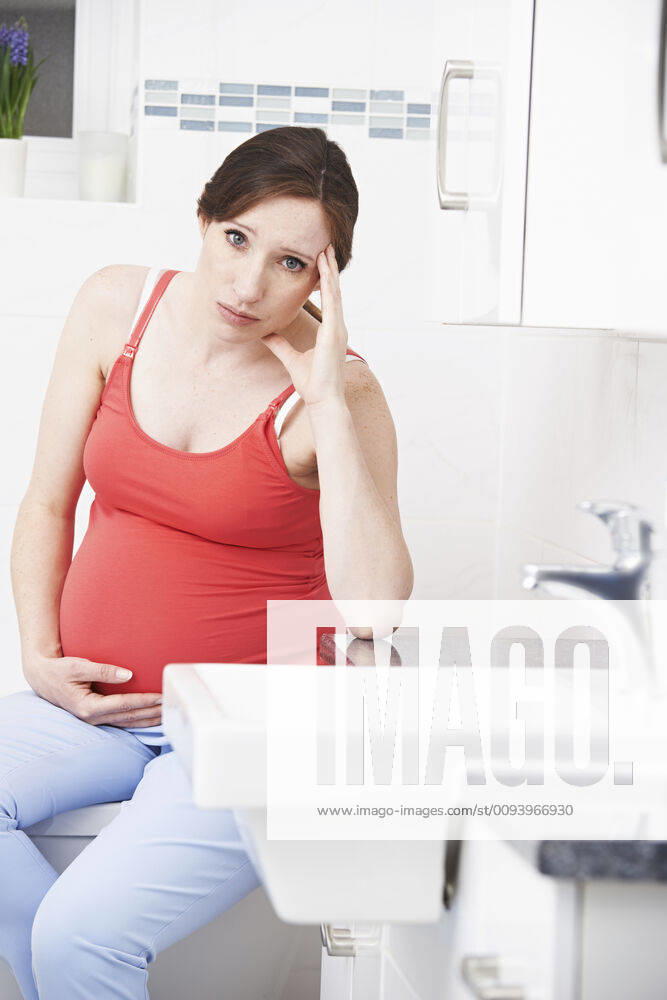 Pregnant Woman Suffering With Morning Sickness In Bathroom,model released, Symbolfoto,property released ING_39524_02165