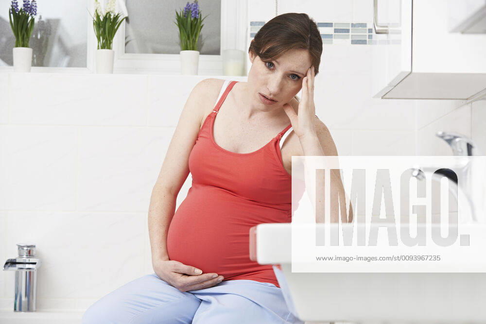 Pregnant Woman Suffering With Morning Sickness In Bathroom,model released, Symbolfoto,property released ING_39524_02383
