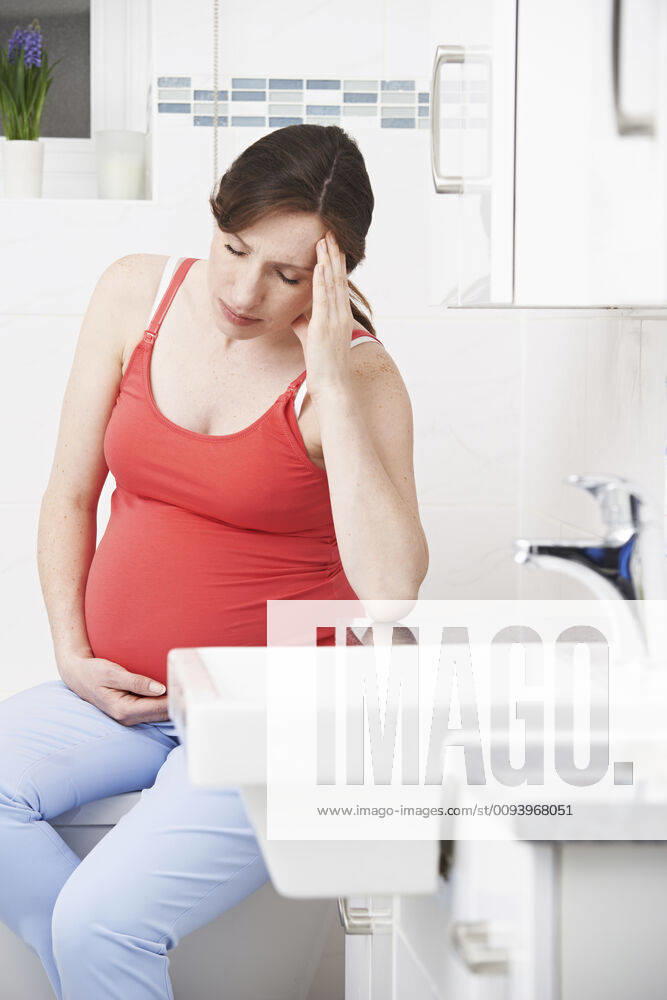 Pregnant Woman Suffering With Morning Sickness In Bathroom,model released, Symbolfoto,property released ING_39524_03127