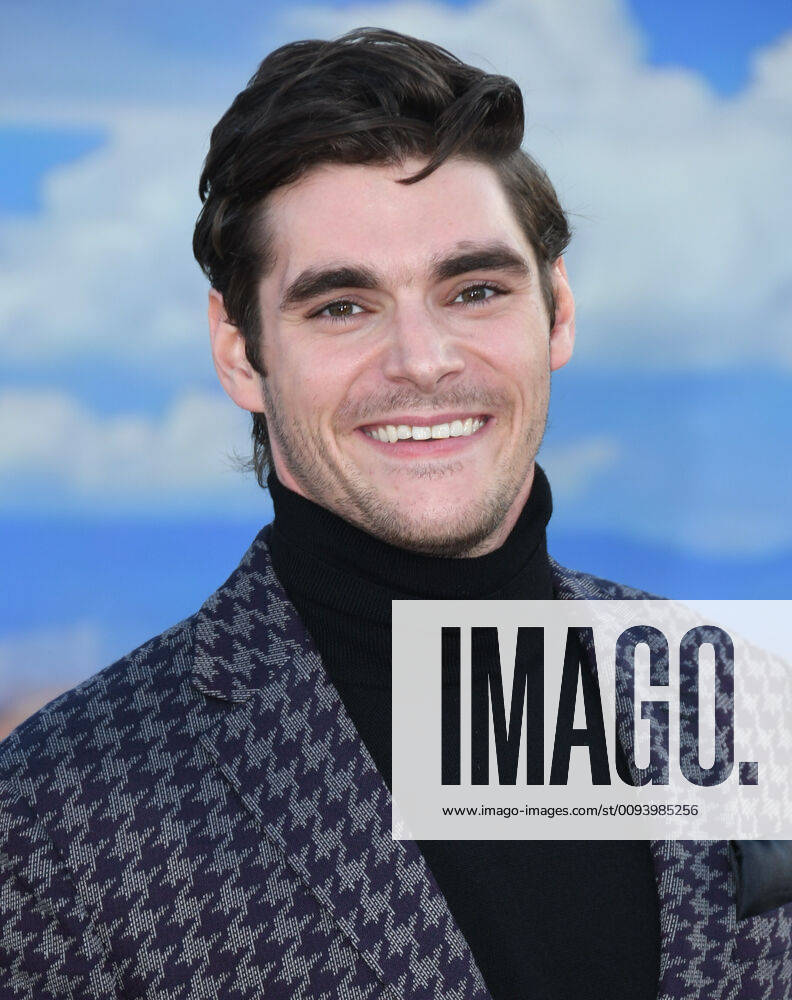 Westwood, California - RJ Mitte. Netflix s El Camino: A Breaking Bad Movie Los Angeles Premiere held at Regency Village Theater. Photo Credit: Birdie Thompson AdMedia 245901 2019-10-07 California Westwood Etats-Unis