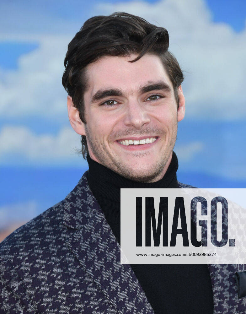Westwood, California - RJ Mitte. Netflix s El Camino: A Breaking Bad Movie Los Angeles Premiere held at Regency Village Theater. Photo Credit: Birdie Thompson AdMedia 245901 2019-10-07 California Westwood Etats-Unis