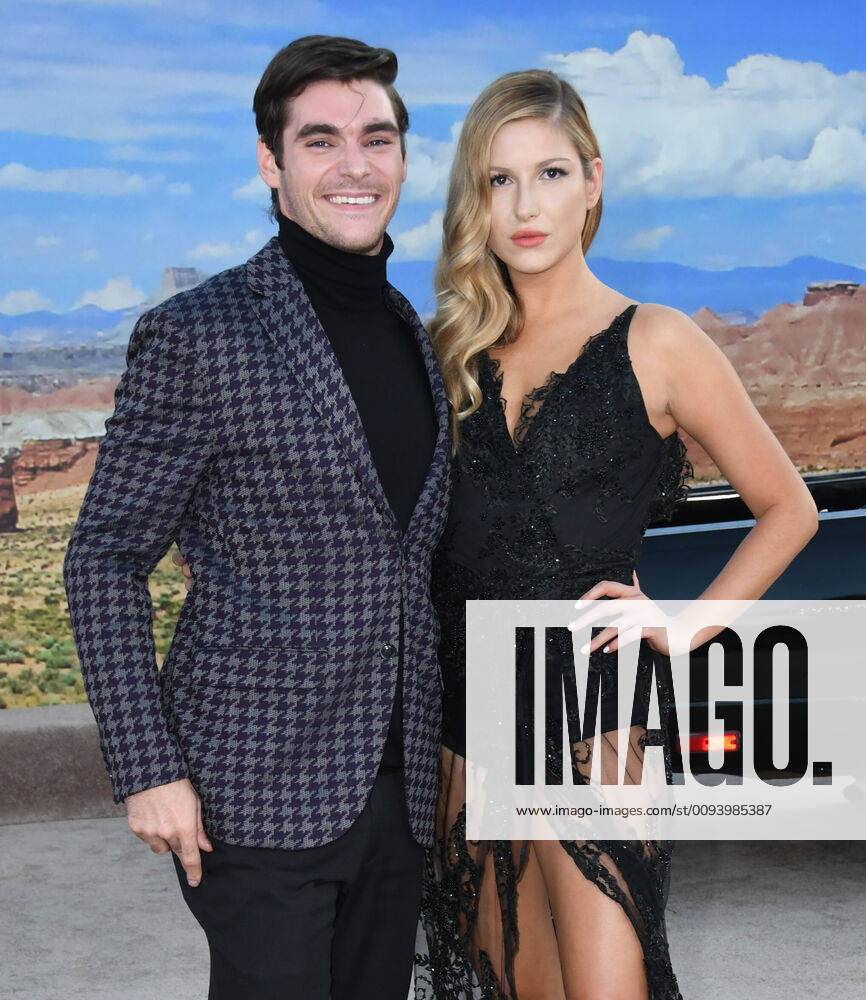Westwood, California - RJ Mitte. Netflix s El Camino: A Breaking Bad Movie Los Angeles Premiere held at Regency Village Theater. Photo Credit: Birdie Thompson AdMedia 245901 2019-10-07 California Westwood Etats-Unis