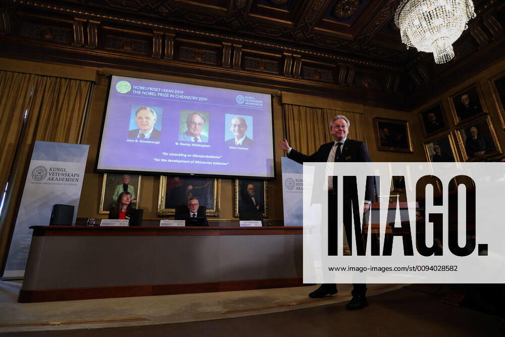 (191009) -- STOCKHOLM, Oct. 9, 2019 -- Olof Ramstrom (R), a member of the Nobel Committee for Chemistry, speaks at the announcement of the 2019 Nobel Prize in Chemistry laureate in Stockholm, Sweden, Oct. 9, 2019. The 2019 Nobel Prize in Chemistry is awarded to three scientists, the Royal Swedish Academy of Sciences announced on Wednesday. The 2019 Nobel Prize in Chemistry has been awarded to John B. Goodenough, M. Stanley Whittingham and Akira Yoshino for the development of lithium-ion batteries. ) SWEDEN-STOCKHOLM-NOBEL-CHEMISTRY ZhengxHuansong
