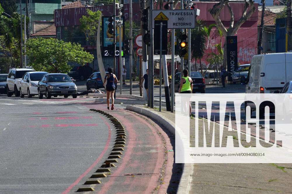 SÃO PAULO, SP - 12.10.2019: CLIMA TEMPO SP - Sun and heat on Saturday morning, (12) Patron Saint of Brazil holiday. In the picture people practicing physical activities on av. Luiz Dumont Villares, north of the capital. x1811152x RobertoxCasimiro