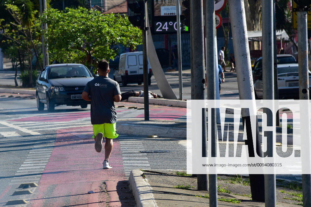 SÃO PAULO, SP - 12.10.2019: CLIMA TEMPO SP - Sun and heat on Saturday morning, (12) Patron Saint of Brazil holiday. In the picture people practicing physical activities on av. Luiz Dumont Villares, north of the capital. x1811153x RobertoxCasimiro