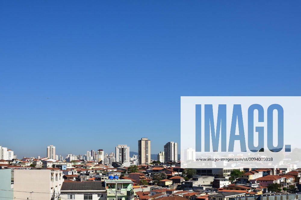 SÃO PAULO, SP - 12.10.2019: CLIMA TEMPO SP - Sun and heat on Saturday morning, (12) Patron Saint of Brazil holiday. In the picture buildings and houses in the north of the capital. x1811156x RobertoxCasimiro