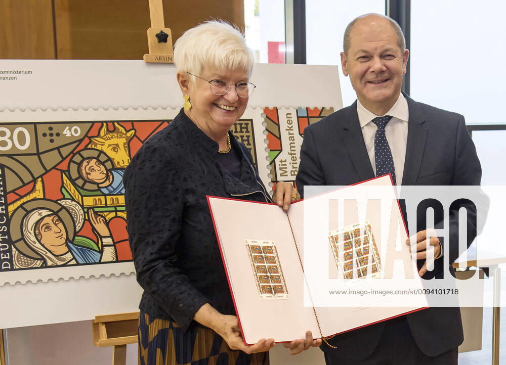 Bundesfinanzminister Olaf Scholz (SPD) und Gerda Hasselfeldt, Praesidentin der Bundesarbeitsgemeinschaft der Freien Wohlfahrtspflege e. V., haben am Montag (14.10.19) in Berlin die Sonderbriefmarke Weihnachten 2019 vorgestellt. Die Sonderbriefmarke zu Weihnachten zugunsten der freien Wohlfahrtspflege, die 2019 ihr 50. Jubilaeum feiert, zeigt in diesem Jahr ein klassisches Motiv: die Geburt Christi. Abgebildet ist das Motiv eines Kirchenfensters der Kathedrale Notre Dame in Chartres. Es zeigt die Krippenszene aus der Weihnachtsgeschichte. (Siehe epd-Meldung vom 14.10.19) Sonderbriefmarke Weihnachten 2019 vorgestellt