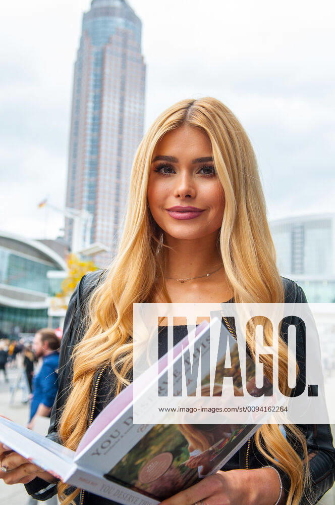 Frankfurt am Main Buchmesse Frankfurt 2019 Pamela Reif ist 23, Influencerin und hat ihr zweites Buch veröffentlicht - You deserve this und stellte es gestern bei der Buchmesse vor.