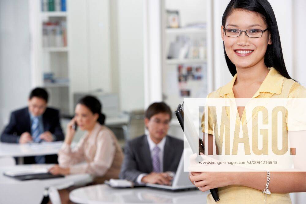 Businesswoman Standing in Office,model released, Symbolfoto,property released 03B63659