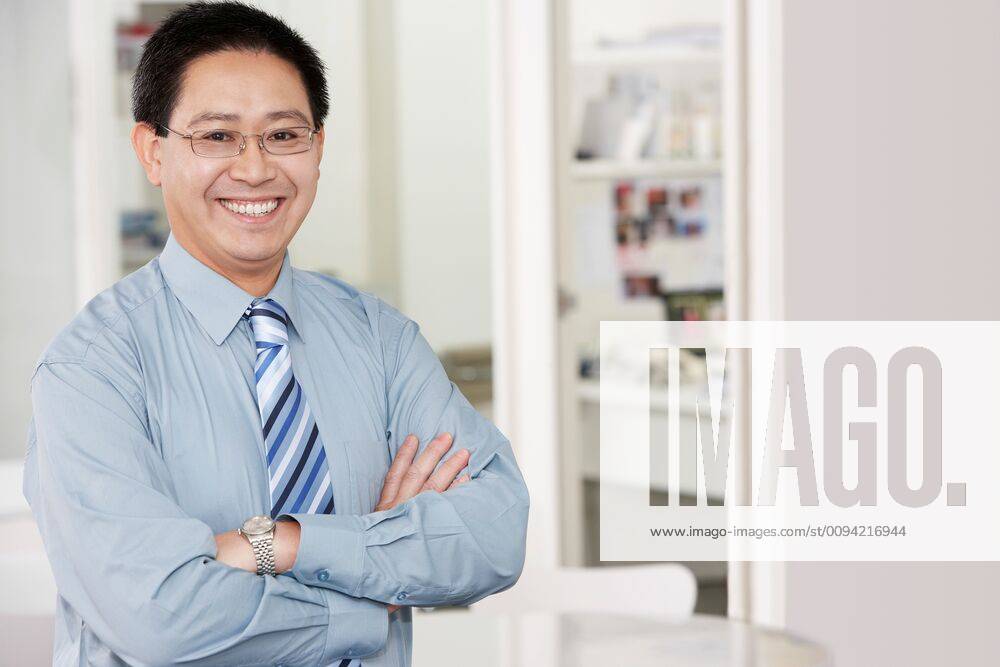 Businessman Standing in Office,model released, Symbolfoto,property released 03B63660