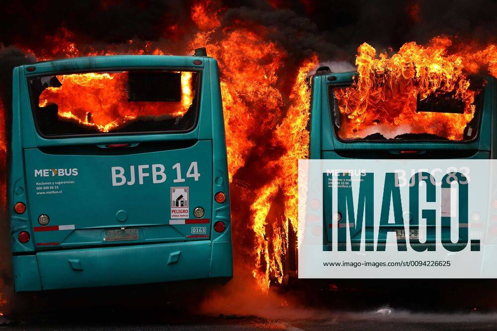 Four buses burn in Vicuna Mackenna with Diagonal Paraguay in the commune of Santiago for demonstrations for the increase of the value of the Metro Javier Salvo Aton Chile, Santiago Chile Aton 359645