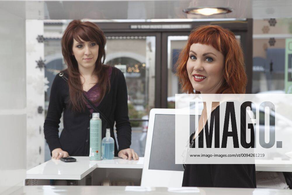 Product sales in hairdressing salon,model released, Symbolfoto,property released 03C02480