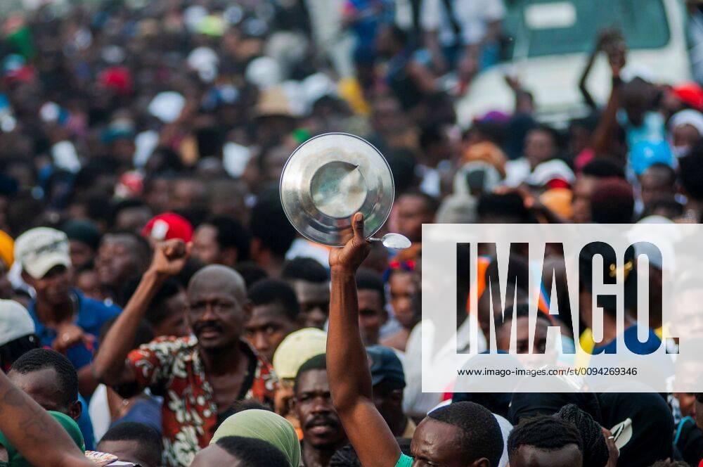 People participate during a demonstration in Port-au-Prince, Haiti, 20 October 2019. At least one person has been killed by police shots in the massive protest held this Sunday in Port-au-Prince, which has mostly passed peacefully, while several protesters have been injured when accidentally hit by a vehicle. Protests in Port-au-Prince !ACHTUNG: NUR REDAKTIONELLE NUTZUNG!