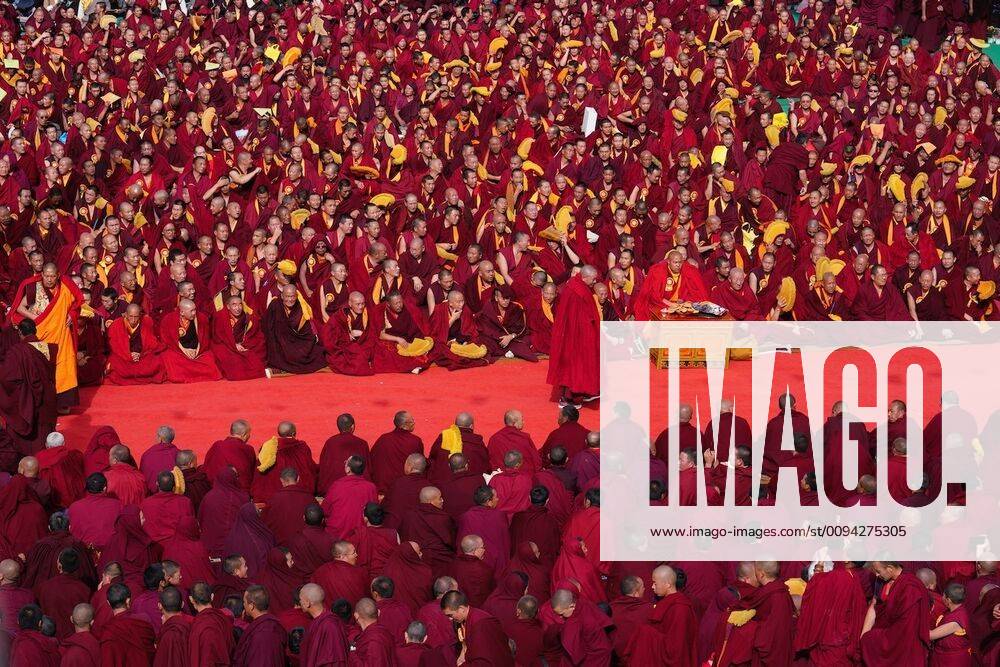 Bilder des Jahres 2019, News 10 Oktober News Themen der KW42 (191021) -- BEIJING, Oct. 21, 2019 -- Tibetan monks attend an event celebrating the 600th anniversary of the founding of Sera Monastery in Lhasa, capital of southwest China s Tibet Autonomous Region, Oct. 20, 2019. Built in 1419, Sera Monastery is a prestigious monastery of Tibetan Buddhism s Gelug Sect. ) XINHUA PHOTOS OF THE DAY PurbuxZhaxi