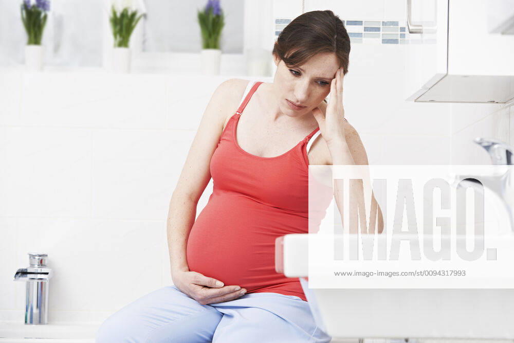 Pregnant Woman Suffering With Morning Sickness In Bathroom,model released, Symbolfoto,property released ING_39524_02164
