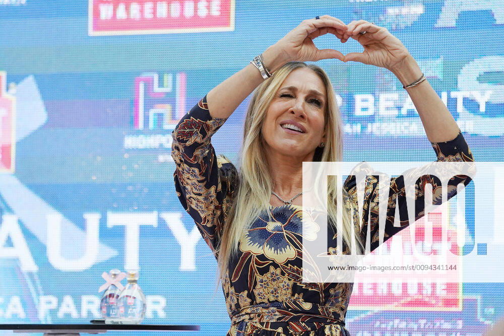 SARAH JESSICA PARKER APPEARANCE, Actress Sarah Jessica Parker is seen during an event at Highpoint Shopping Centre in Melbourne, Wednesday, October 23, 2019. Sarah Jessica Parker is in Australia to promote her fragrance line. ( NO ARCHIVING, , NO USE IN BOOKS WITHOUT CONSENT MELBOURNE VIC AUSTRALIA