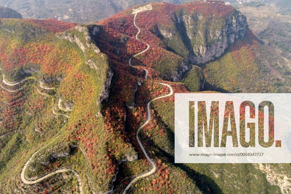 Bilder des Jahres 2019, News 10 Oktober (191023) -- SHAHE, Oct. 23, 2019 (Xinhua) -- Aerial photo taken on Oct. 23, 2019 shows the autumn scenery of Jiguan Mountain in Shahe, north China s Hebei Province. (Xinhua Mu Yu) CHINA-HEBEI-SHAHE-AUTUMN SCENERY(CN)