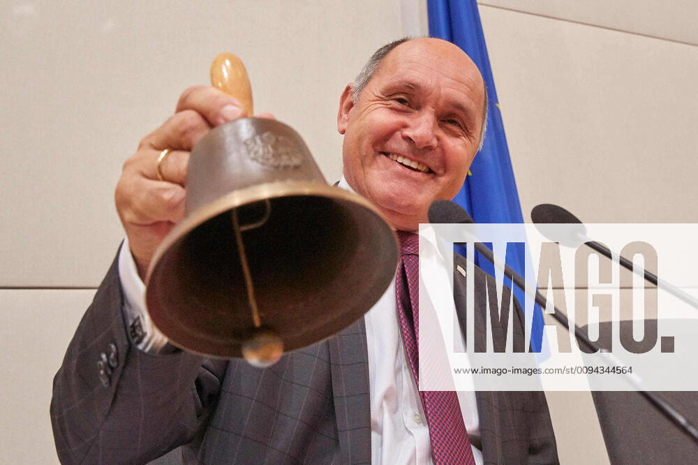 - Wien 23.10.2019 - Nach der vorgezogenen Nationlratswahl vom 29.09.19 fand heute die Konstituierende Sitzung des Nationalrats statt der wieder 183 Abgeordnete umfasst. Die Parteien die ins Parlament einziehen sind die ÖVP (71 Sitze), SPÖ (40 Sitze), FPÖ (31 Sitze), Grüne (26 Sitze), NEOS (15 Sitze). Die Frauenquote beträgt 39%. PHOTO: Nationalratspräsident Wolfgang Sobotka läutete die erste Sitzung mit der Glocke ein. Konstituierende Sitzung des Nationalrat 2019